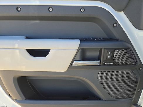 Used 2024 Land Rover Defender 110 X-Dynamic SE image 21