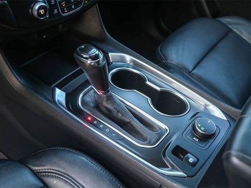 Used 2020 Chevrolet Traverse LT image 19