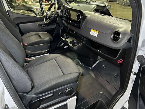 Used 2025 Mercedes-Benz Sprinter 2500 image 11