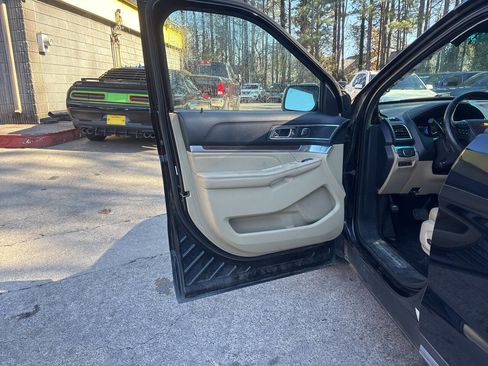 Used 2017 Ford Explorer Limited w/ Equipment Group 301A image 7