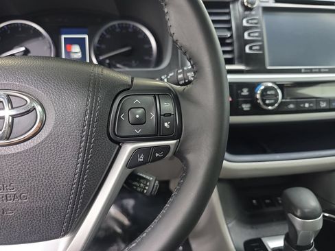 Used 2018 Toyota Highlander XLE w/ Protection Package #3 AWD/4WD image 18