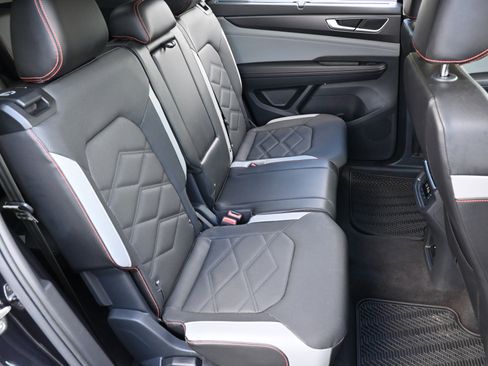 Used 2024 Volkswagen Atlas Peak Edition SE image 20