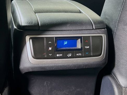 Used 2019 Toyota Highlander SE w/ Nightshade Edition AWD/4WD image 23