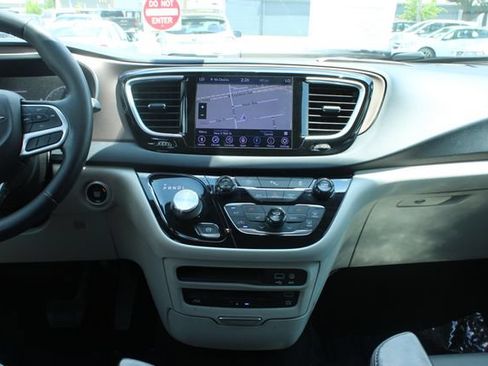 Used 2018 Chrysler Pacifica Touring-L Plus w/ Tire & Wheel Group FWD image 17
