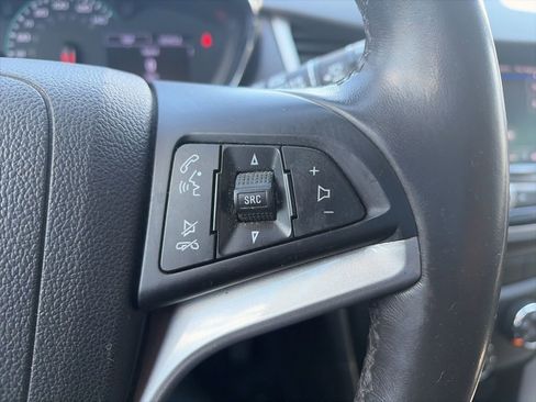 Used 2020 Chevrolet Trax LT w/ LT Convenience Package AWD/4WD image 13