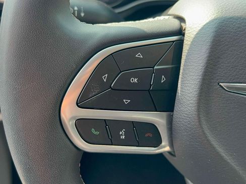 Used 2024 Chrysler Pacifica Limited FWD image 20