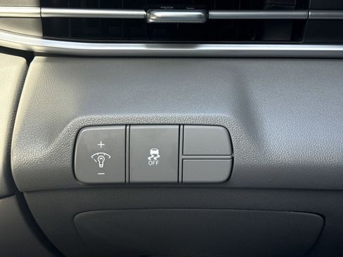 Certified 2025 Hyundai Elantra Sport image 18