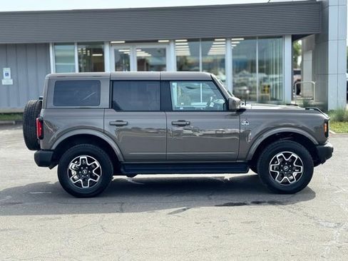 Used 2025 Ford Bronco Outer Banks AWD/4WD image 3