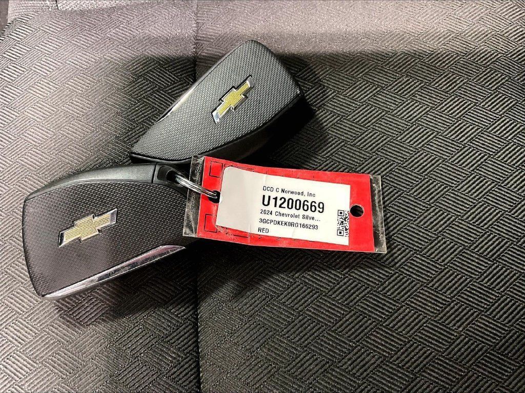 Used 2024 Chevrolet Silverado 1500 LT AWD/4WD image 30