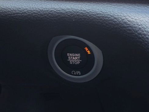 Used 2025 Chrysler Pacifica Limited FWD image 21
