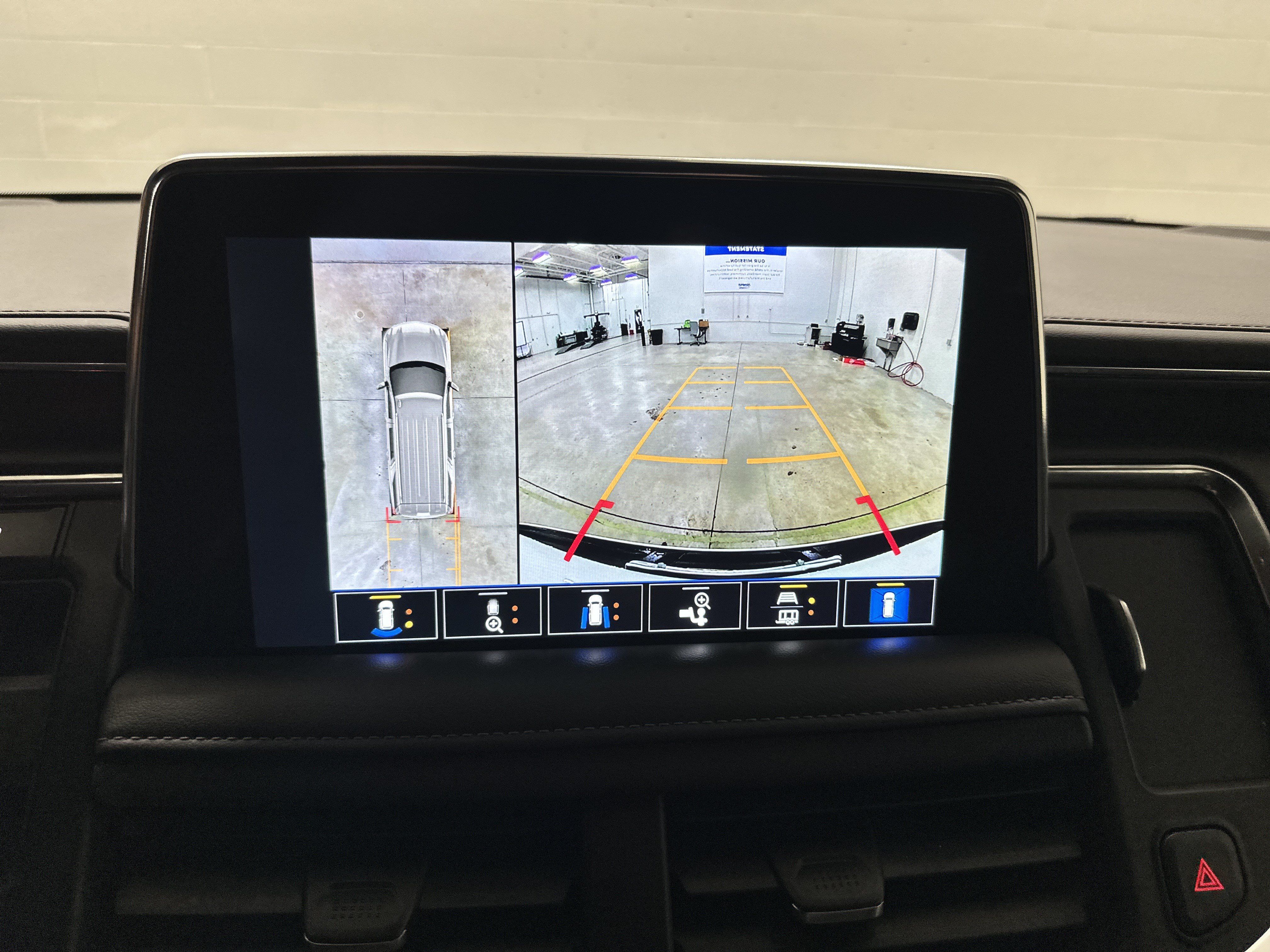Used 2022 Chevrolet Tahoe Z71 w/ Luxury Package AWD/4WD image 25
