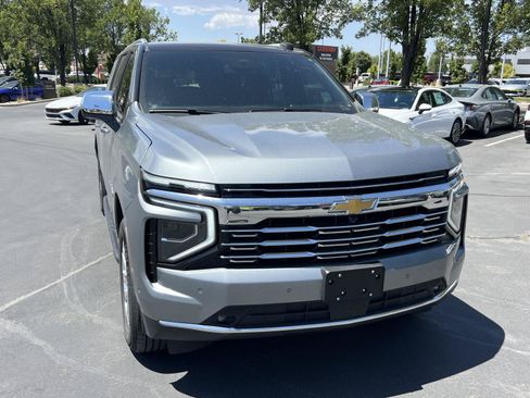 Used 2025 Chevrolet Suburban Premier AWD/4WD image 4