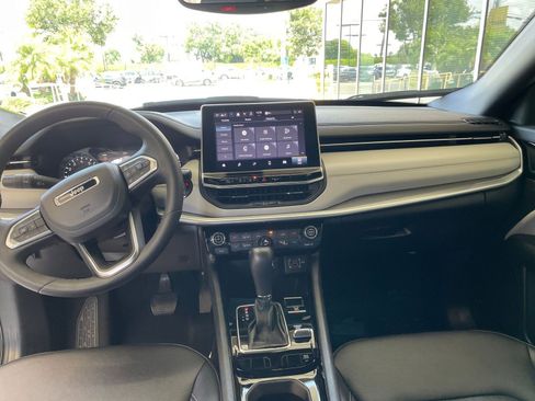 Used 2025 Jeep Compass Limited image 34