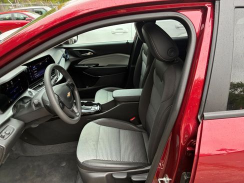 Used 2025 Chevrolet Trax LT FWD image 25