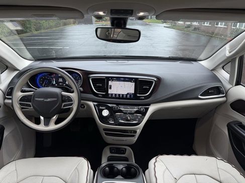 Used 2020 Chrysler Pacifica Limited image 18