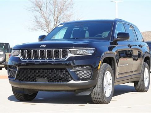 New 2025 Jeep Grand Cherokee Laredo image 3