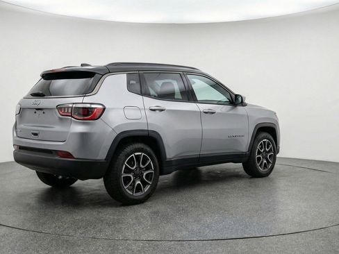 Used 2025 Jeep Compass Trailhawk image 9