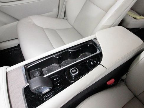 Certified 2024 Volvo XC90 B6 Plus image 10