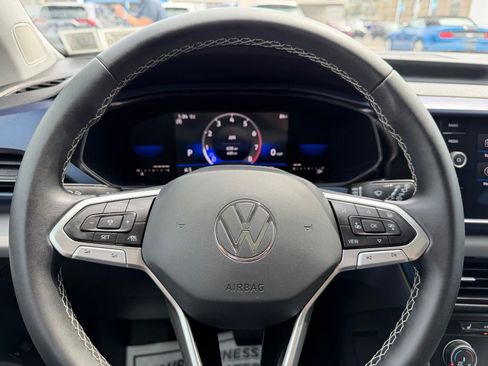 Used 2022 Volkswagen Taos SE image 4