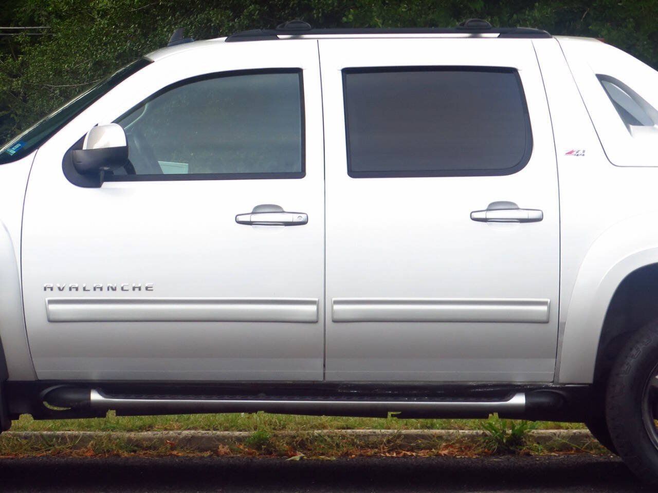Used 2011 Chevrolet Avalanche LT w/ Luxury Package AWD/4WD image 28