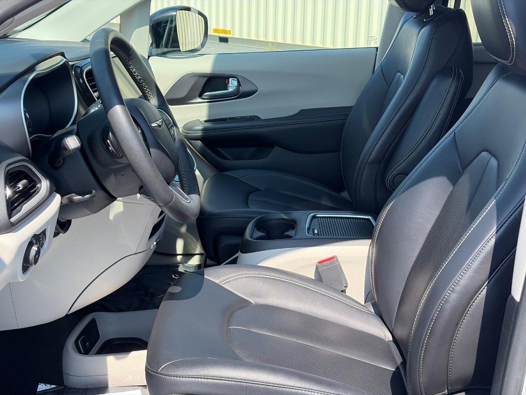Used 2024 Chrysler Pacifica Touring-L FWD image 21