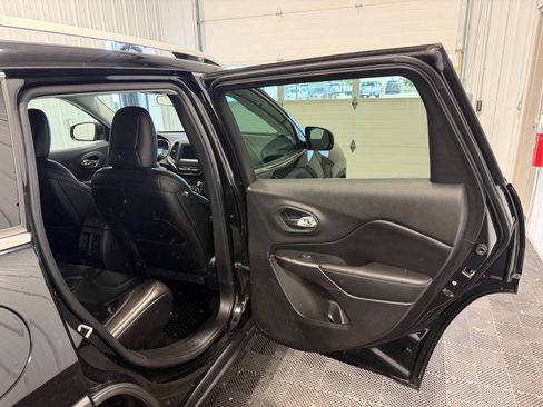 Used 2019 Jeep Cherokee Latitude Plus w/ Cold Weather Group AWD/4WD image 14