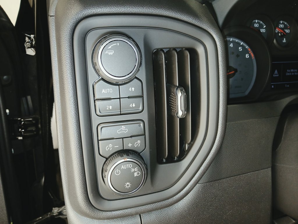 Used 2026 Chevrolet Silverado 1500 Custom Trail Boss w/ Turbomax Blackout Package AWD/4WD image 17