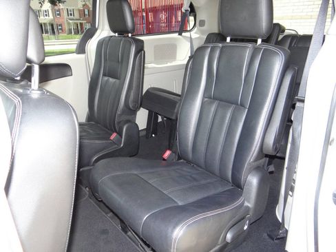 Used 2014 Chrysler Town & Country Touring image 27