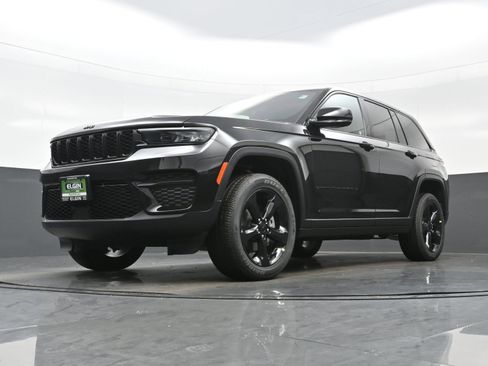 New 2025 Jeep Grand Cherokee Altitude image 11