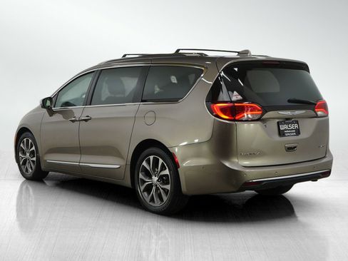 Used 2017 Chrysler Pacifica Limited image 3