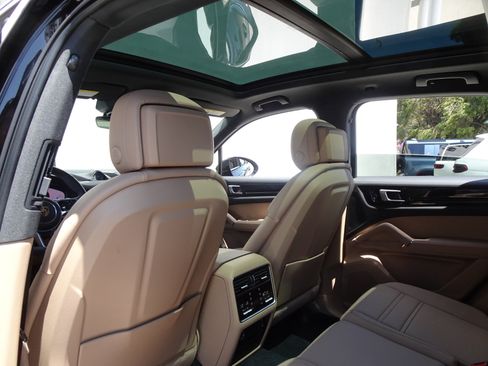 Used 2023 Porsche Cayenne AWD/4WD image 15