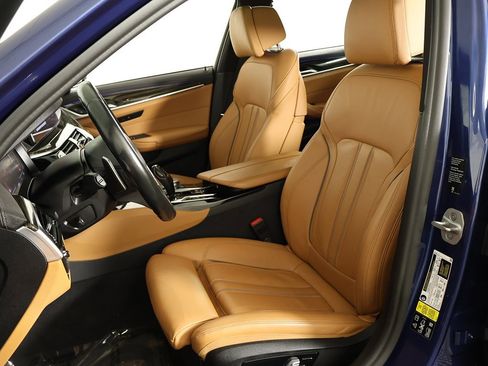 Used 2022 BMW M550i xDrive w/ Premium Package image 35