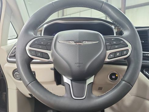 Used 2023 Chrysler Pacifica Limited FWD image 25