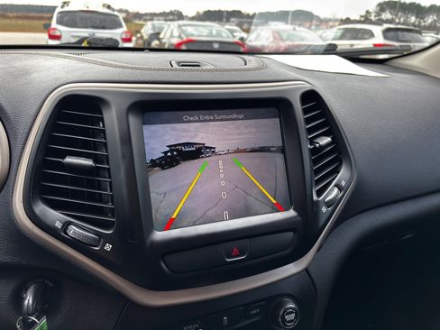 Used 2017 Jeep Cherokee Latitude image 16