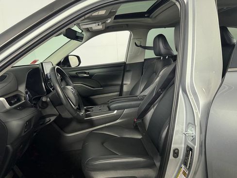 Used 2025 Toyota Highlander XLE FWD image 22
