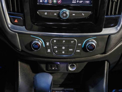 Used 2023 Chevrolet Traverse LT FWD image 16