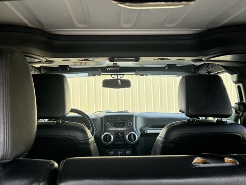 Used 2017 Jeep Wrangler Unlimited Sahara w/ Connectivity Group AWD/4WD image 26