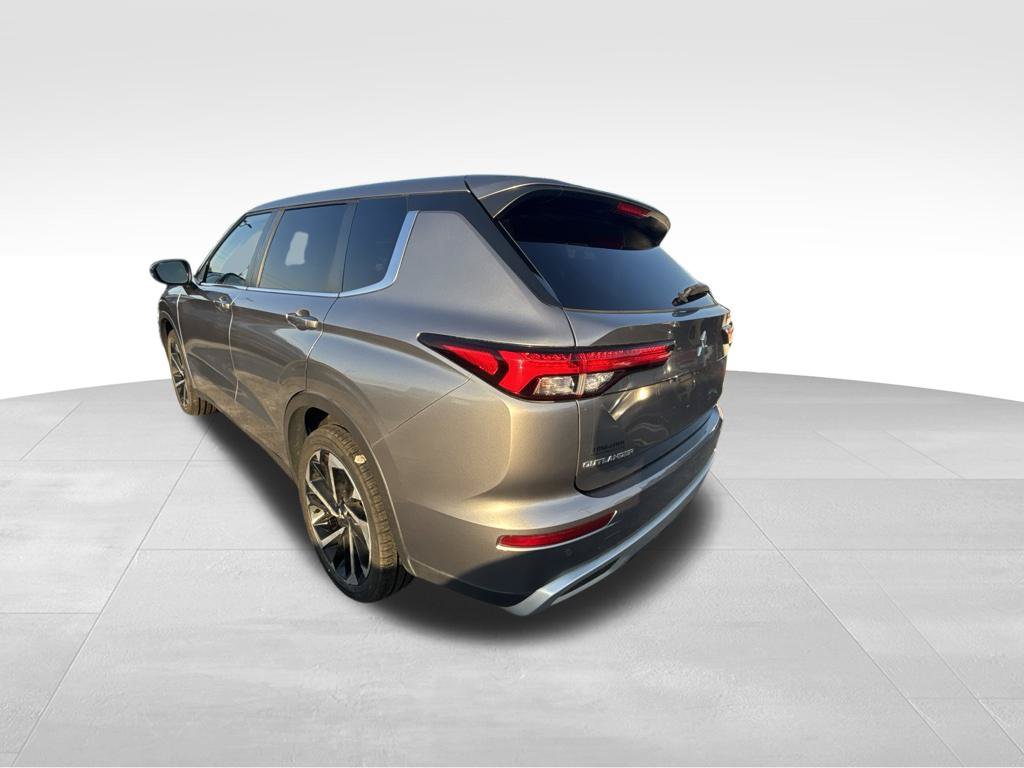 Used 2022 Mitsubishi Outlander SE FWD image 3