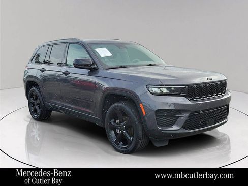 Used 2023 Jeep Grand Cherokee Altitude image 1
