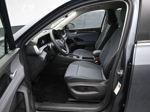 New 2026 Volkswagen Tiguan SE image 9