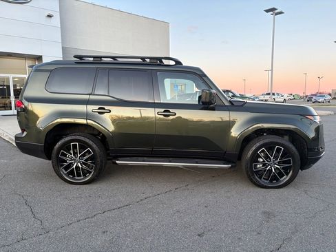 Used 2024 Lexus GX 550 w/ Accessory Package (2T) image 2