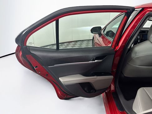 Used 2020 Toyota Camry SE w/ Cold Weather Package image 25