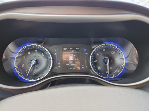 Used 2018 Chrysler Pacifica Touring-L w/ Premium Audio Group FWD image 27