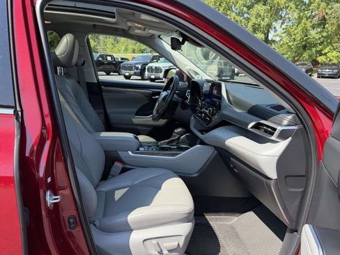 Used 2024 Toyota Highlander Platinum AWD/4WD image 12