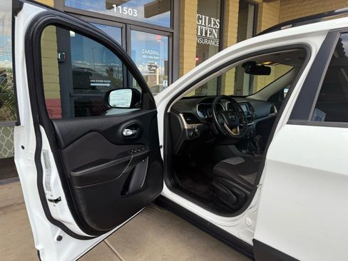 Used 2016 Jeep Cherokee Sport image 15