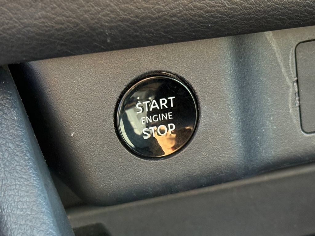 Used 2025 Nissan Rogue SV AWD/4WD image 32
