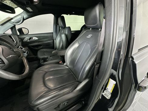 Used 2022 Chrysler Pacifica Touring-L w/ S Appearance Package FWD image 11