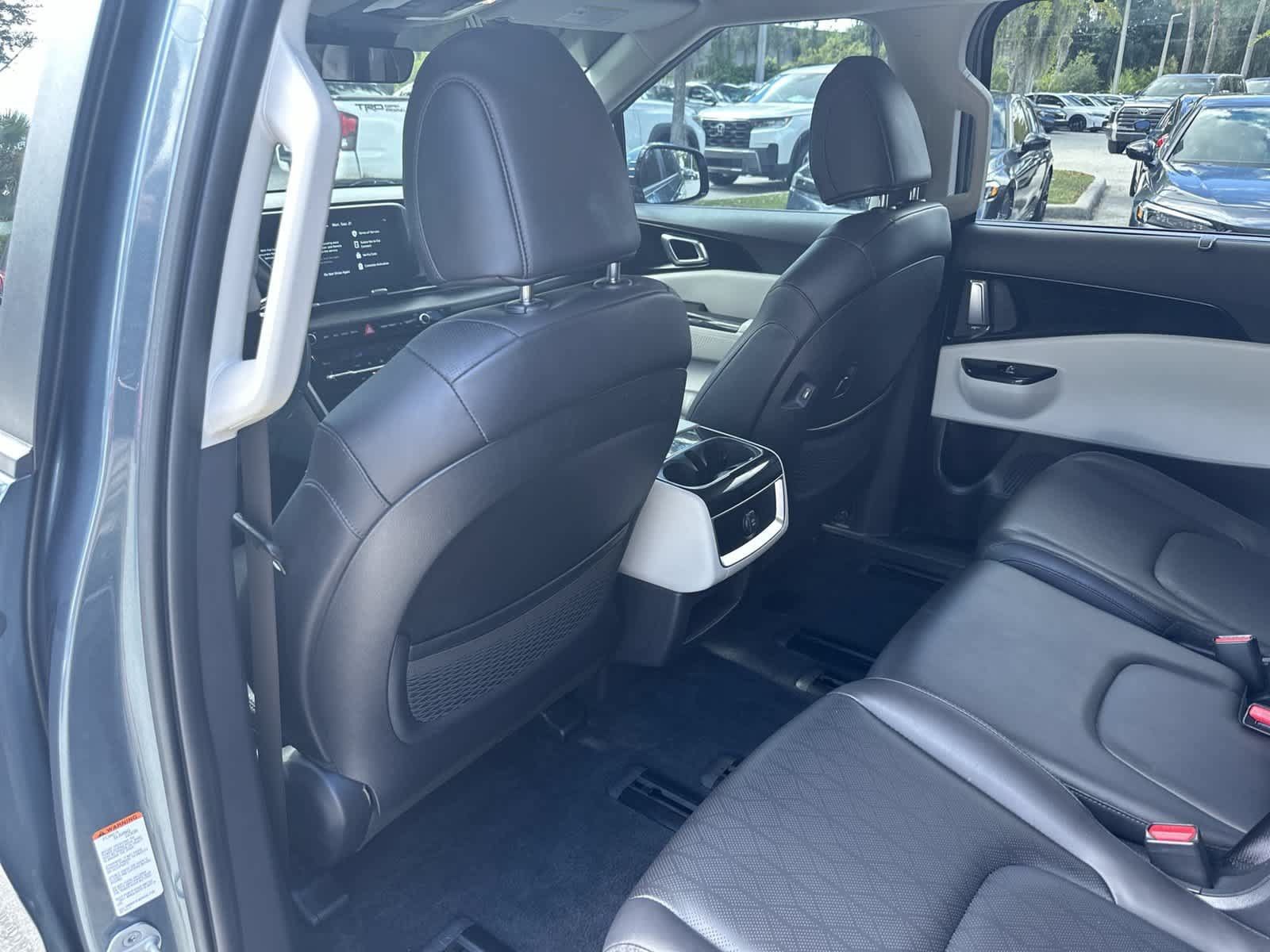 Used 2024 Kia Carnival EX FWD image 14