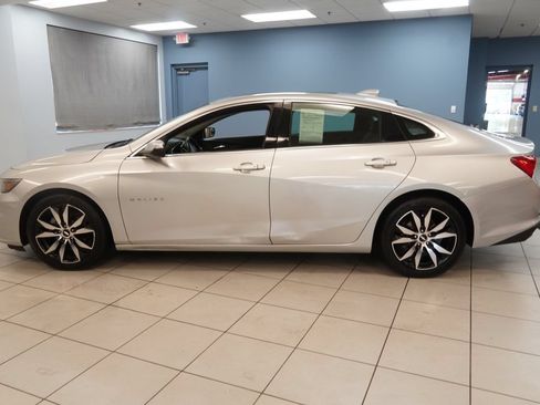 Used 2017 Chevrolet Malibu LT w/ Leather Package FWD image 2