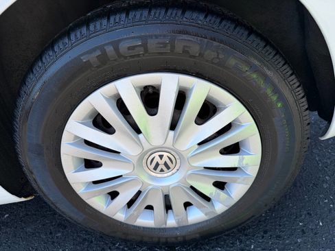 Used 2010 Volkswagen Golf 4-Door FWD image 12